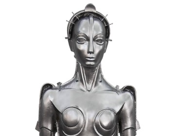 Eine metallische Roboterfigur, die aus dem Film Metropolis bekannt ist.