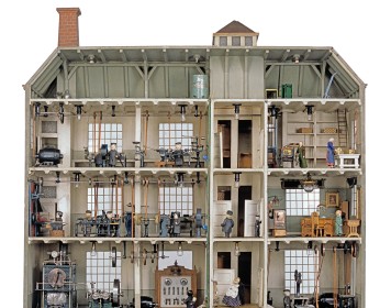 Das Funktionsmodell einer Fabrik, das einem komplexen Puppenhaus ähnlich sieht.