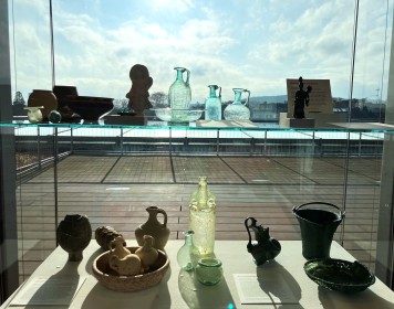 Ausstellungsansicht einer Vitrine mit Ausgrabungsstücken