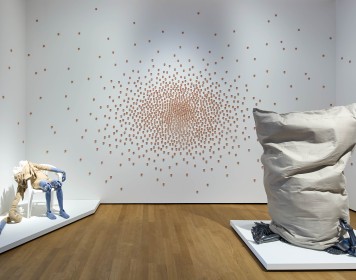 Drei Installationen der Künstlerin Isabell Kamp im Ausstellungsraum des Landesmuseums.